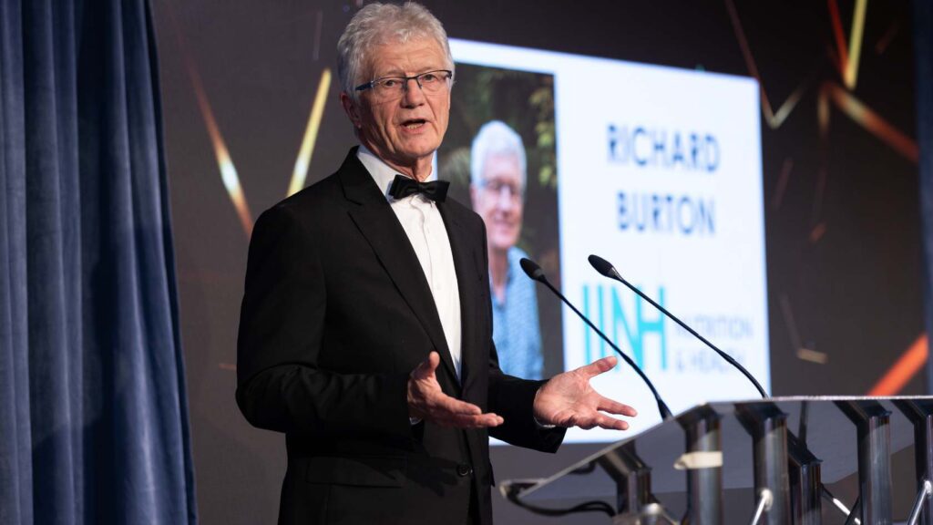 Richard Burton Giving Acceptance Speech At The Association & Institute Awards