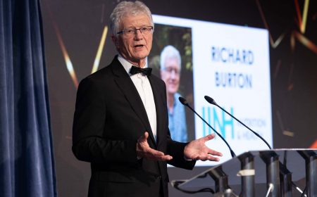 Richard Burton Giving Acceptance Speech At The Association & Institute Awards